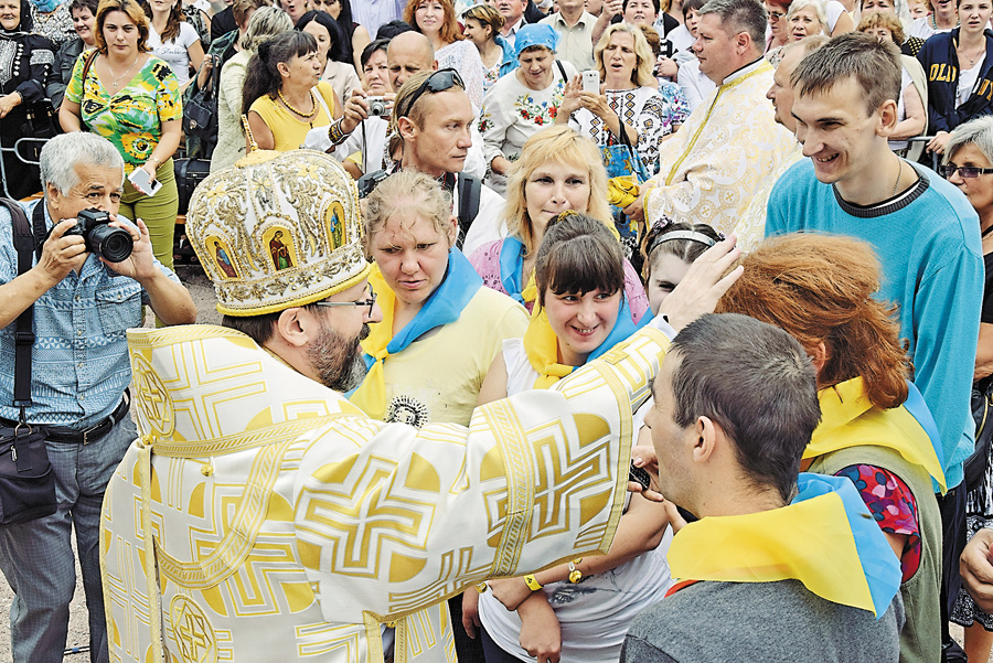 Блаженніший Святослав (Шевчук) благословляє прочан з особливими потребами. Фото автора